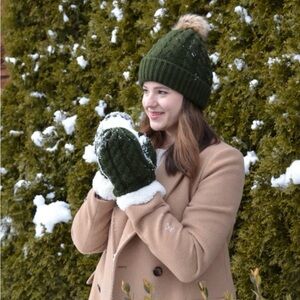 NWT Just Cozy Green Knitted Cable Knit Mittens Sherpa Lined Winter Mitts  O/S